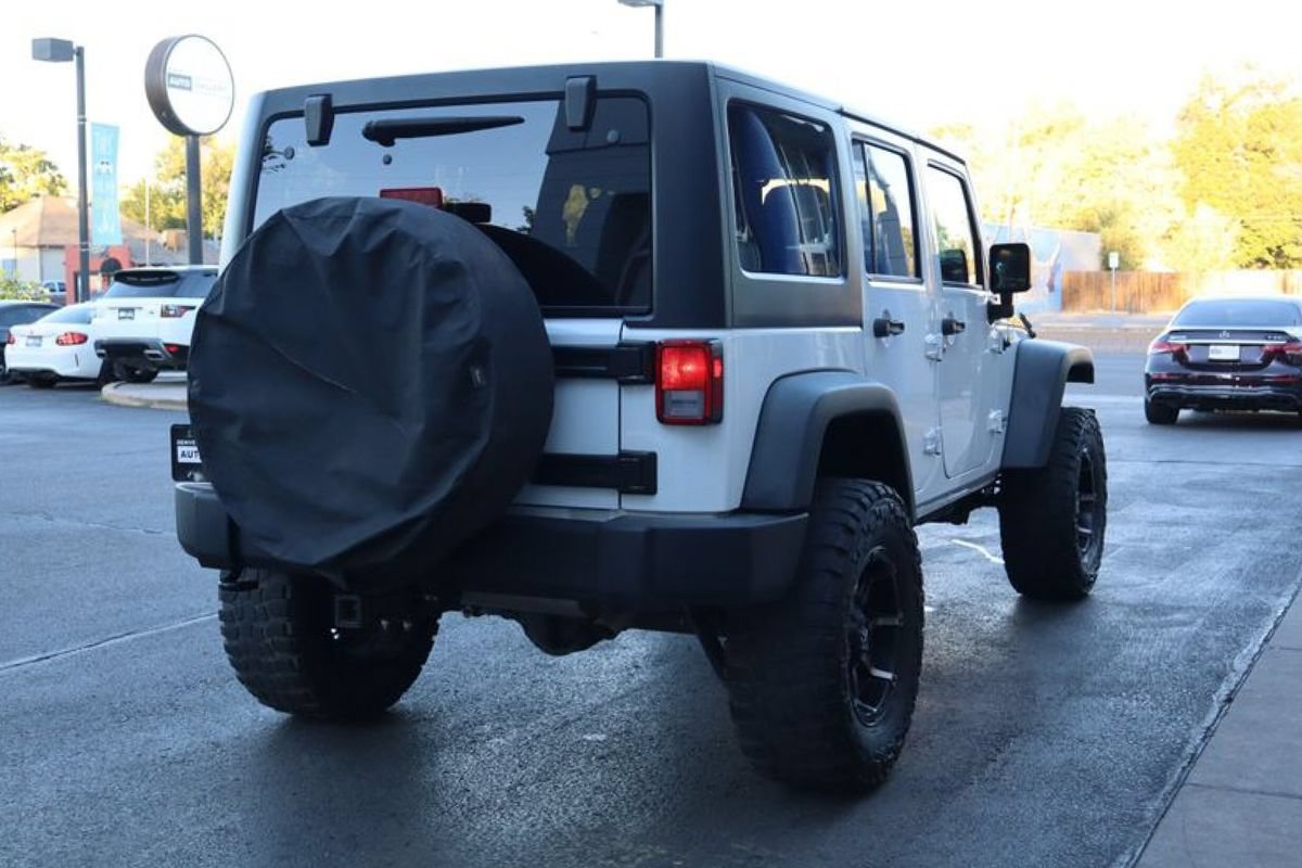 Used 2015 Jeep Wrangler Unlimited Rubicon w/ Connectivity Group AWD/4WD image 5