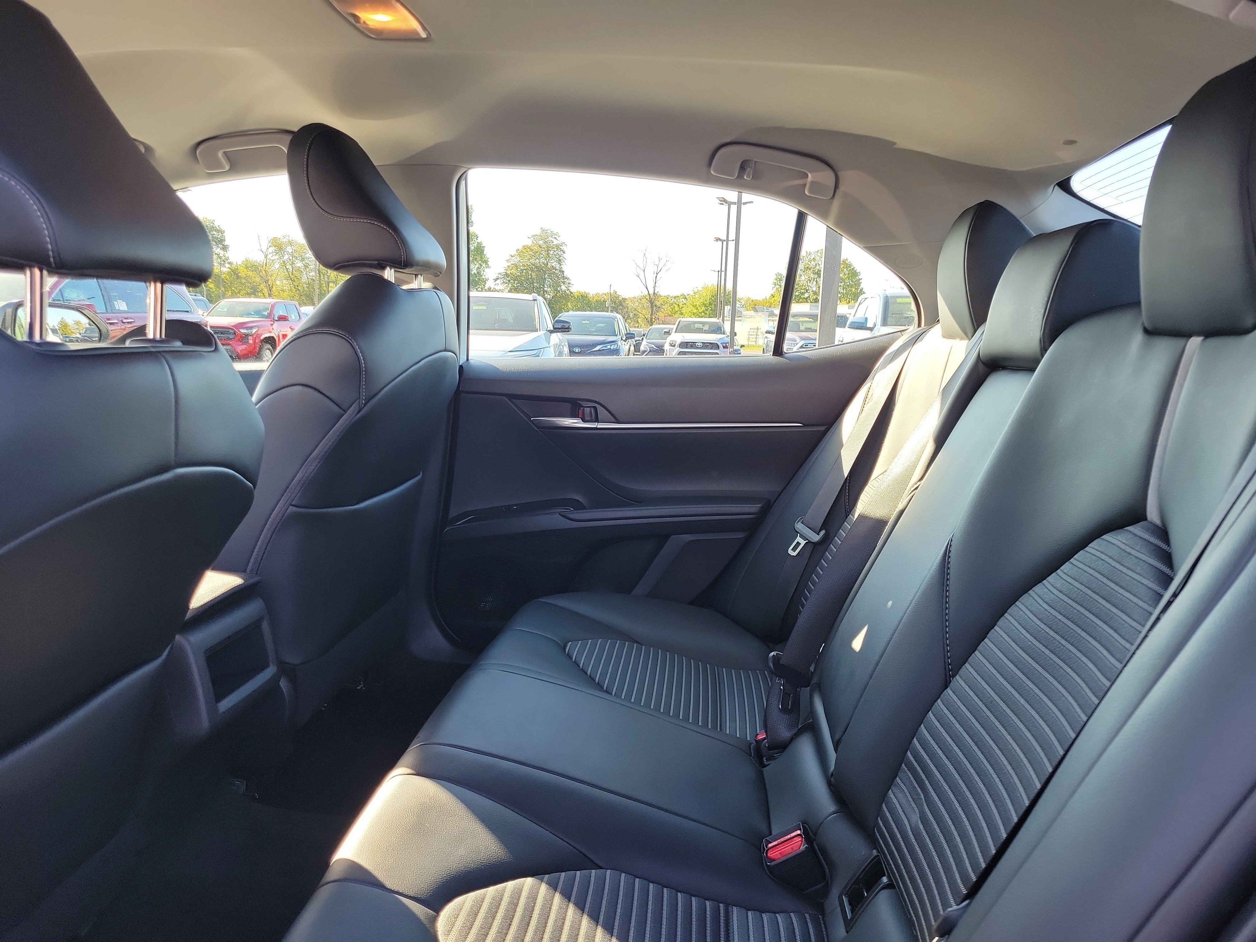 Used 2020 Toyota Camry SE w/ Convenience Package FWD image 11