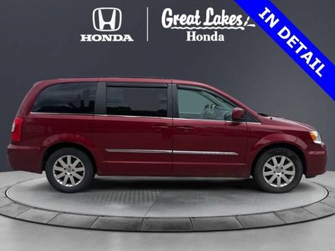 Used 2015 Chrysler Town & Country Touring FWD image 7