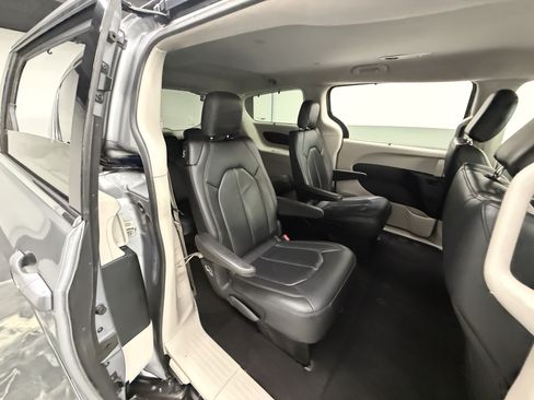 Used 2018 Chrysler Pacifica Touring-L w/ Advanced Safetytec Group FWD image 29