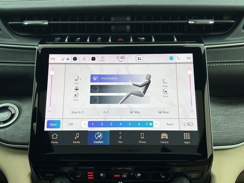 Used 2024 Jeep Grand Cherokee Limited w/ Luxury Tech Group II image 26