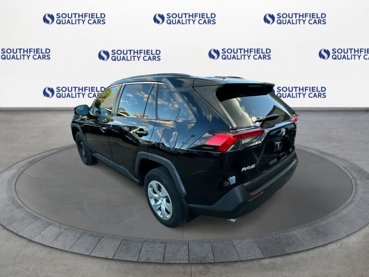 Used 2021 Toyota RAV4 LE AWD/4WD image 4