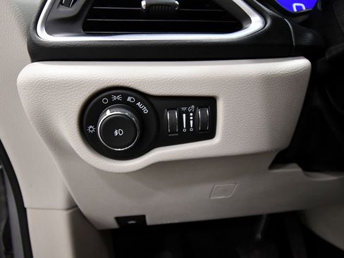 Used 2017 Chrysler Pacifica Touring-L Plus w/ Tire & Wheel Group FWD image 22