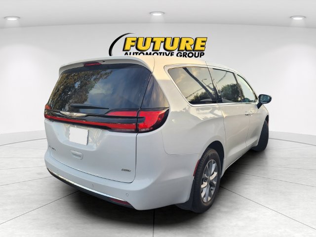 Used 2025 Chrysler Pacifica Select AWD/4WD image 3