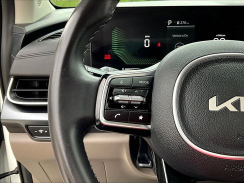 Used 2025 Kia Carnival FWD image 11