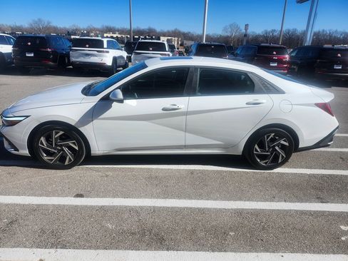 Used 2025 Hyundai Elantra SEL image 2