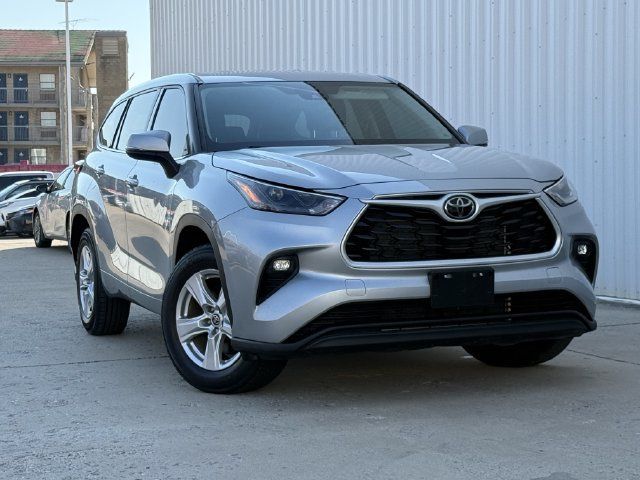 Used 2022 Toyota Highlander LE FWD image 2