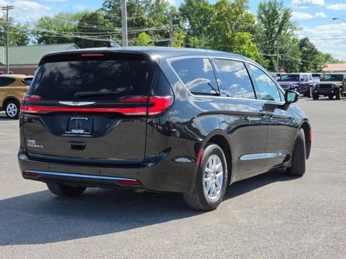 Certified 2023 Chrysler Pacifica Touring-L FWD image 7