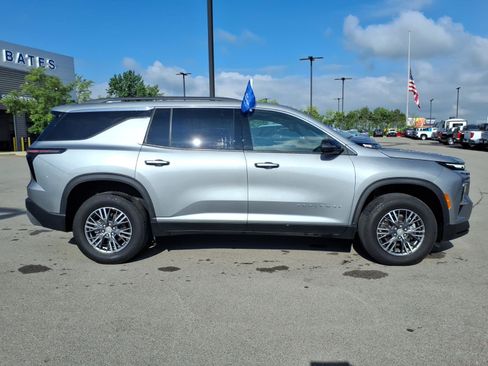 Used 2026 Chevrolet Traverse LT FWD image 2