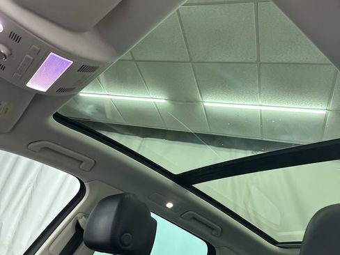 Used 2016 Volkswagen Touareg TDI image 21