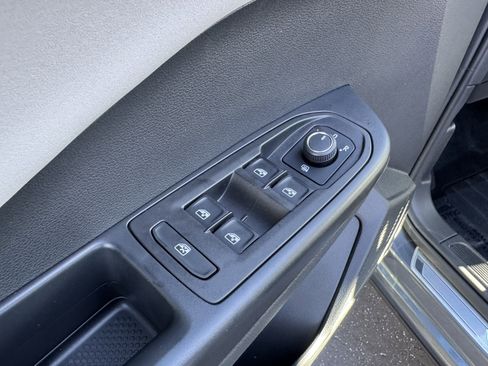 Certified 2025 Volkswagen Taos SE image 15