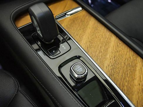 Certified 2025 Volvo XC90 B6 Plus image 27