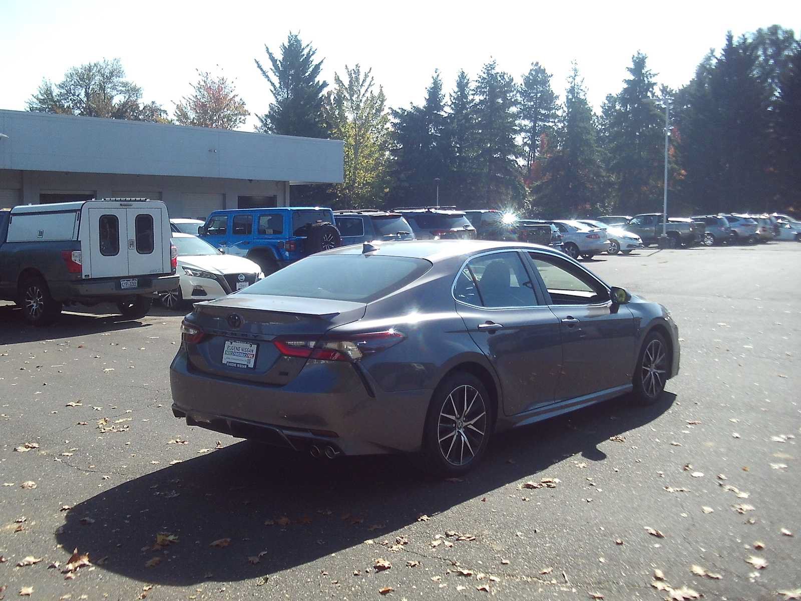 Used 2023 Toyota Camry SE w/ Protection Package (Q2) (TMS) FWD image 5