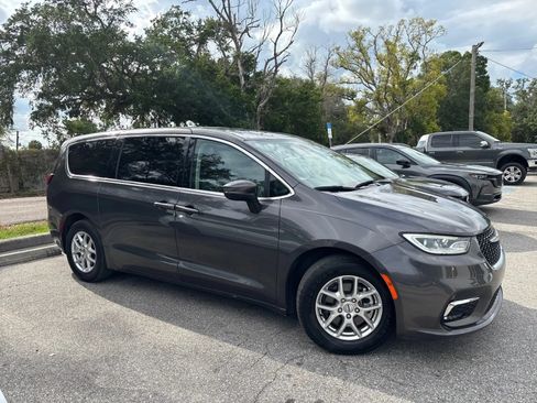 Used 2023 Chrysler Pacifica Touring-L FWD image 6