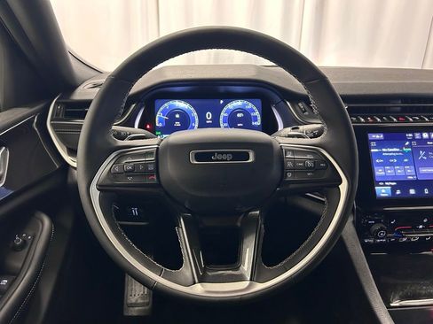 Used 2023 Jeep Grand Cherokee L Laredo image 9