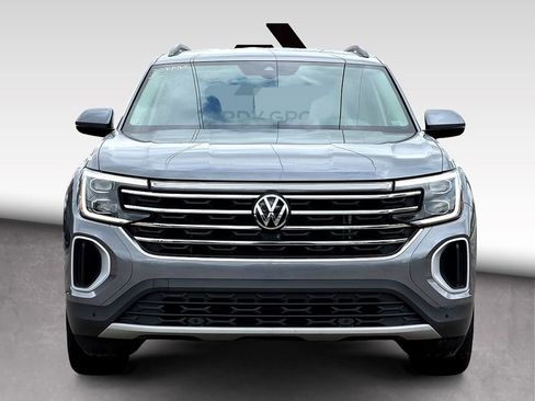 Certified 2024 Volkswagen Atlas SE image 3