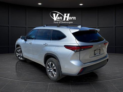 Used 2020 Toyota Highlander XLE AWD/4WD image 5