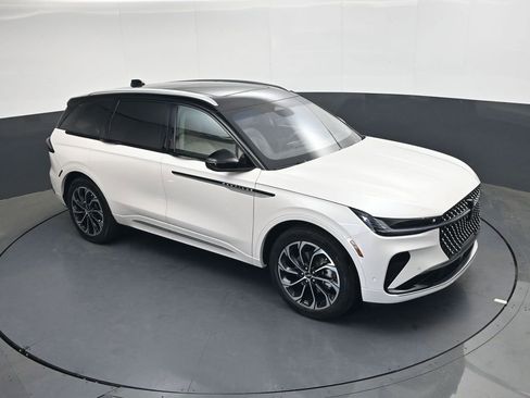 Used 2024 Lincoln Nautilus Reserve w/ Equipment Group 202A image 17