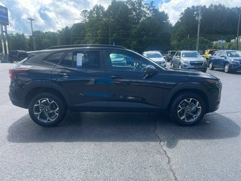 Used 2025 Chevrolet Trax LT w/ LT Convenience Package FWD image 5