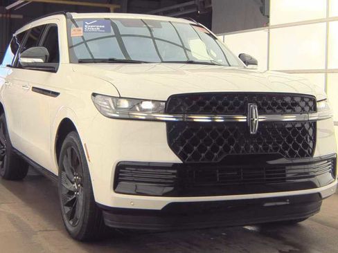Used 2025 Lincoln Navigator Reserve w/ Jet Appearance Package AWD/4WD image 3