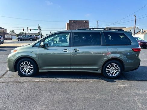 Used 2018 Toyota Sienna XLE w/ XLE Navigation Package FWD image 4