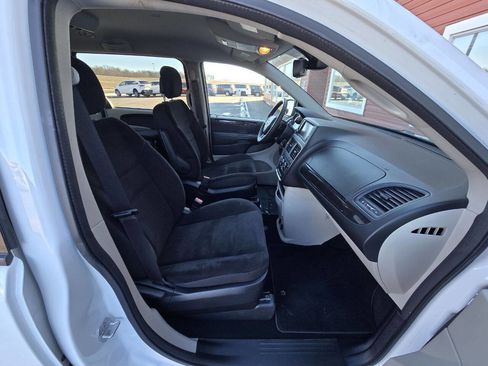 Used 2018 Dodge Grand Caravan SE w/ UConnect Hands-Free Group image 21