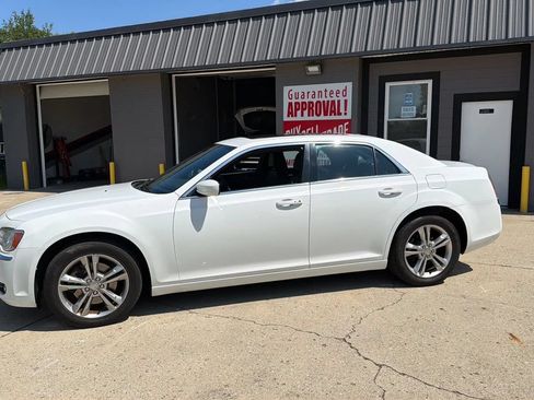 Used 2014 Chrysler 300 AWD w/ Driver Convenience Group image 2