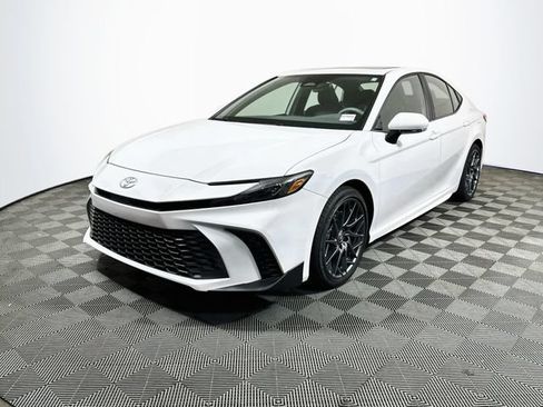 Used 2025 Toyota Camry SE w/ Convenience Package FWD image 4