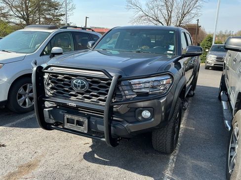Used 2022 Toyota Tacoma TRD Off-Road image 2
