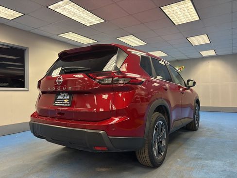 Used 2025 Nissan Rogue SV image 2