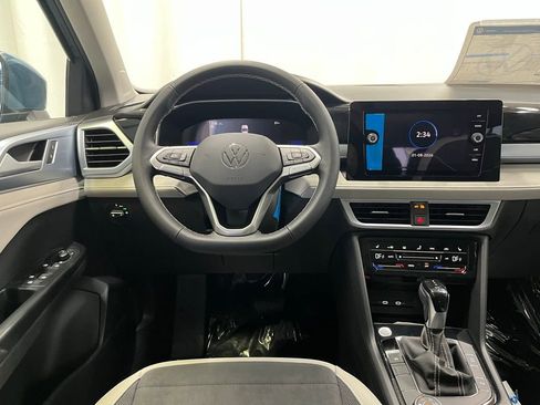 New 2026 Volkswagen Taos SE image 19