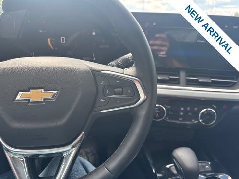 Used 2025 Chevrolet Trax LT w/ LT Convenience Package FWD image 22