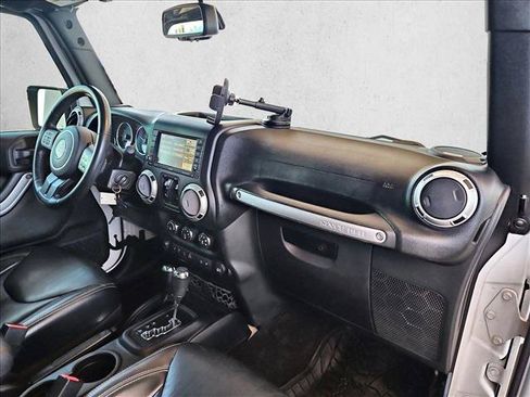 Used 2017 Jeep Wrangler Unlimited Rubicon w/ Connectivity Group AWD/4WD image 22