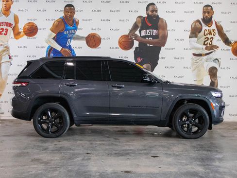 Used 2023 Jeep Grand Cherokee Altitude AWD/4WD image 17