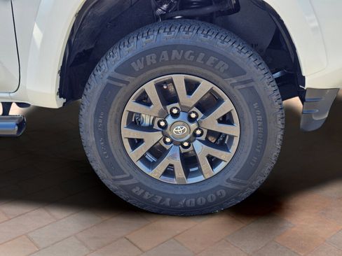 Used 2022 Toyota Tacoma SR5 w/ Technology Package RWD image 6