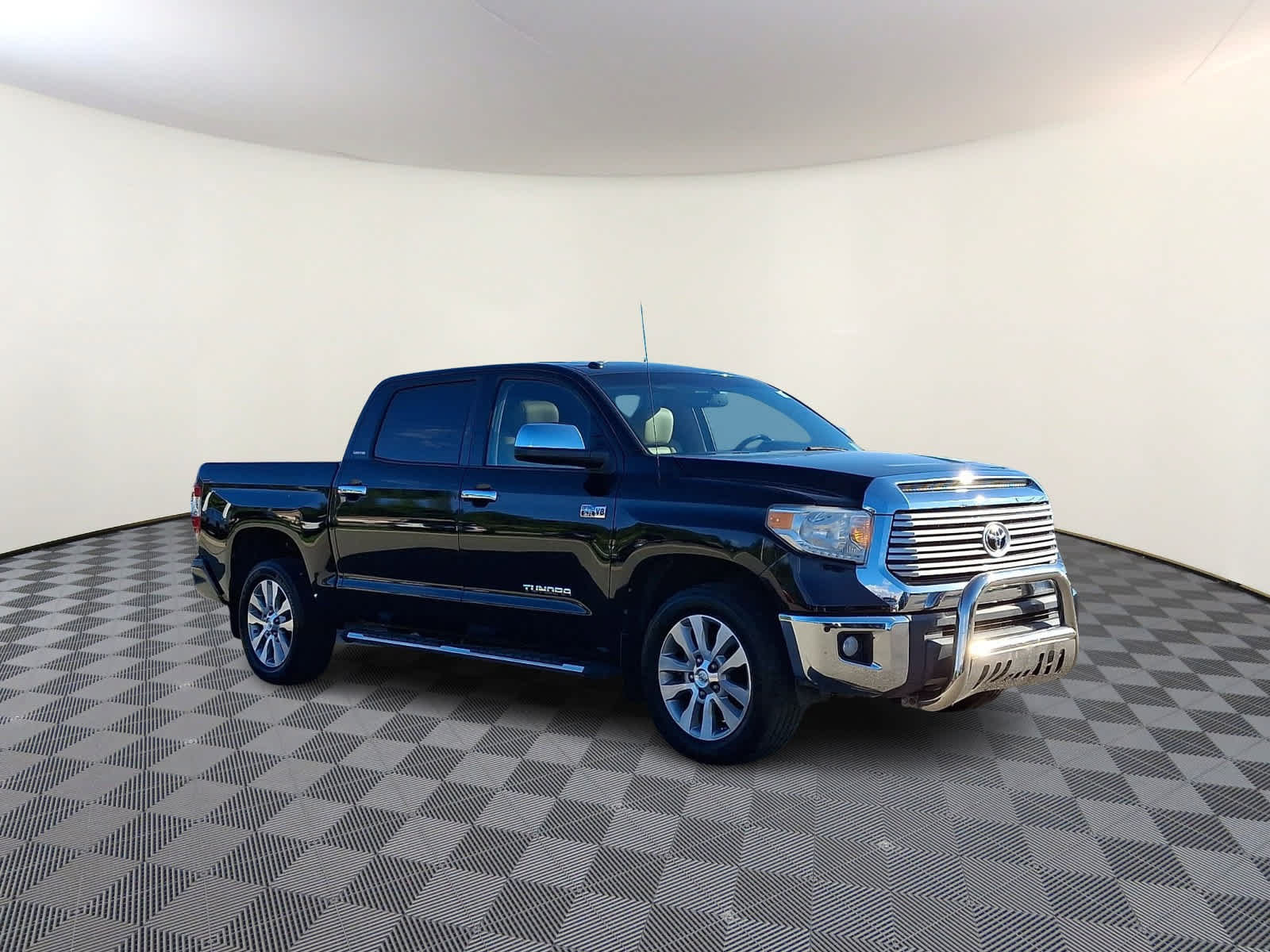 Used 2015 Toyota Tundra Limited w/ Limited Premium Package RWD image 4
