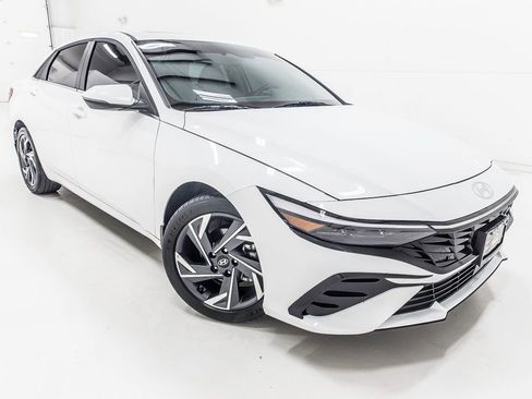 Used 2025 Hyundai Elantra Limited image 9
