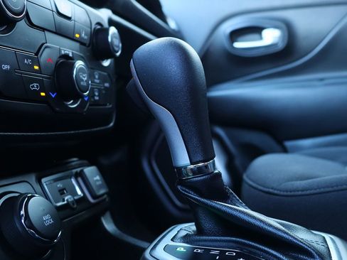 Used 2022 Jeep Renegade Latitude w/ Convenience Group image 55