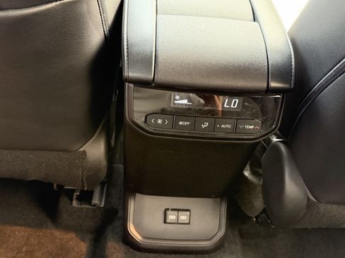 Used 2023 Toyota Highlander XLE AWD/4WD image 27