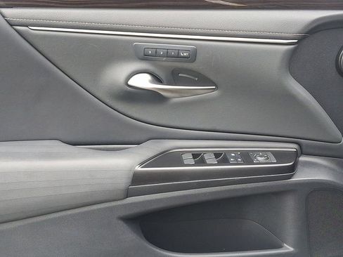 Used 2019 Lexus ES 300h w/ Luxury Package image 13