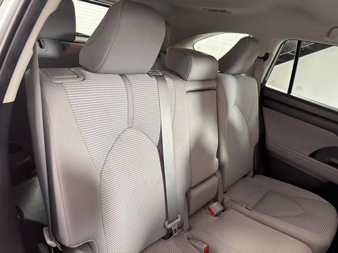 Used 2020 Toyota Highlander LE AWD/4WD image 23