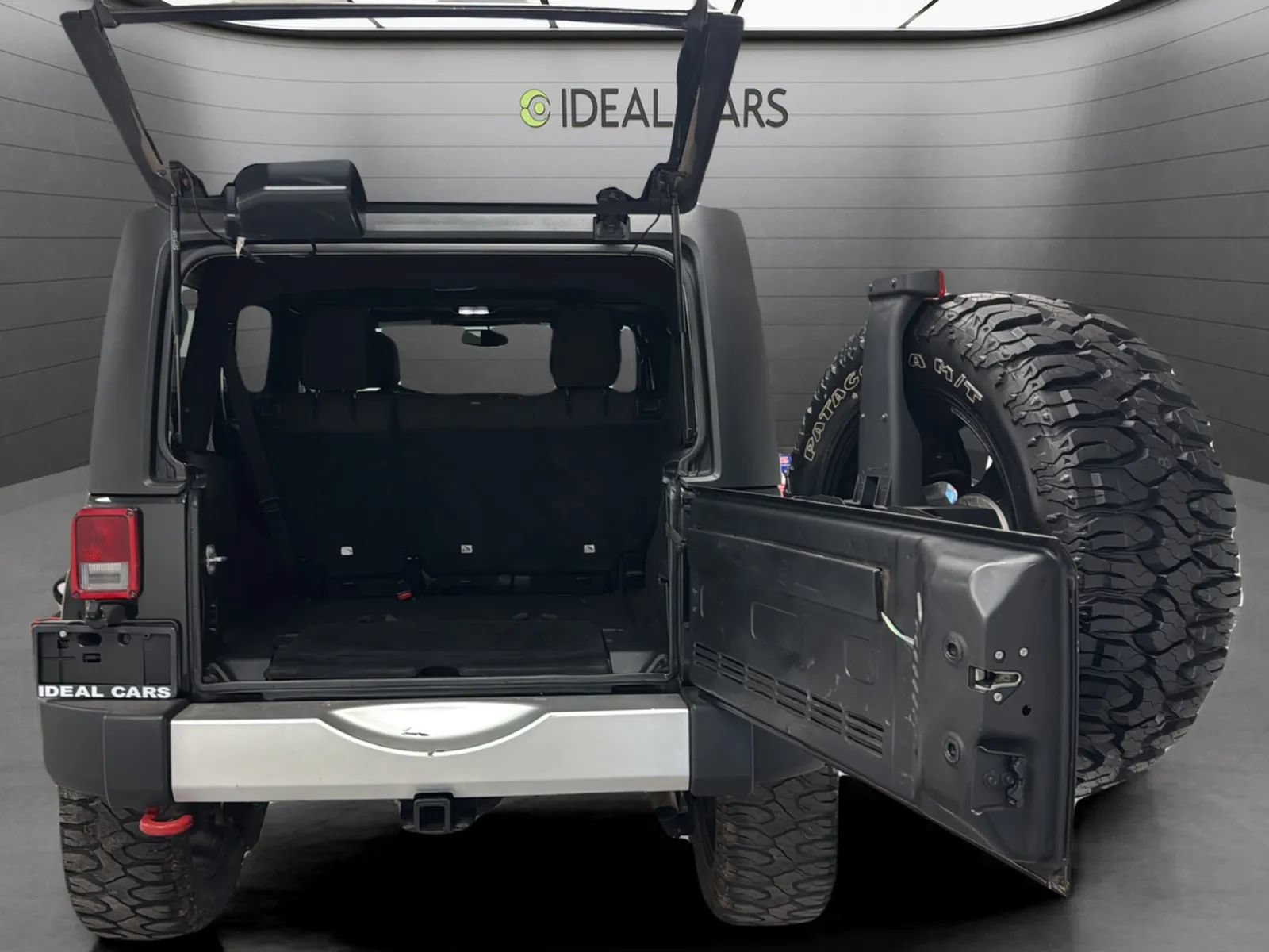 Used 2018 Jeep Wrangler Unlimited Sahara w/ Connectivity Group AWD/4WD image 20