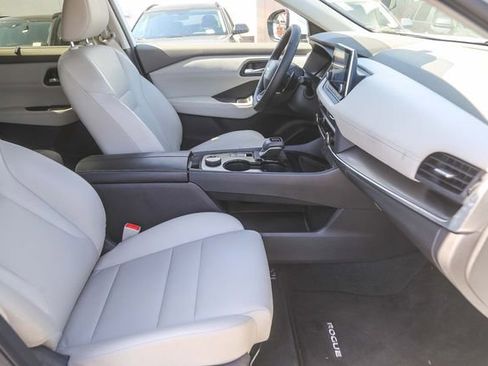 Used 2025 Nissan Rogue SV w/ SV Premium Package image 17