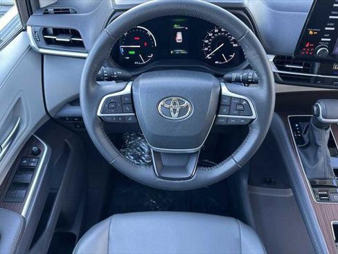 Certified 2024 Toyota Sienna XLE FWD image 13