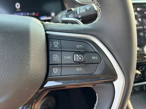 Used 2023 Jeep Grand Cherokee L Laredo image 17