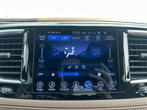 Used 2017 Chrysler Pacifica Limited w/ UConnect Theater Package FWD image 25