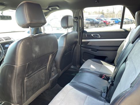 Used 2017 Ford Explorer XLT w/ XLT Appearance Package image 11