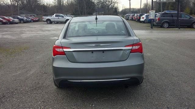 Used 2011 Chrysler 200 Touring FWD image 4
