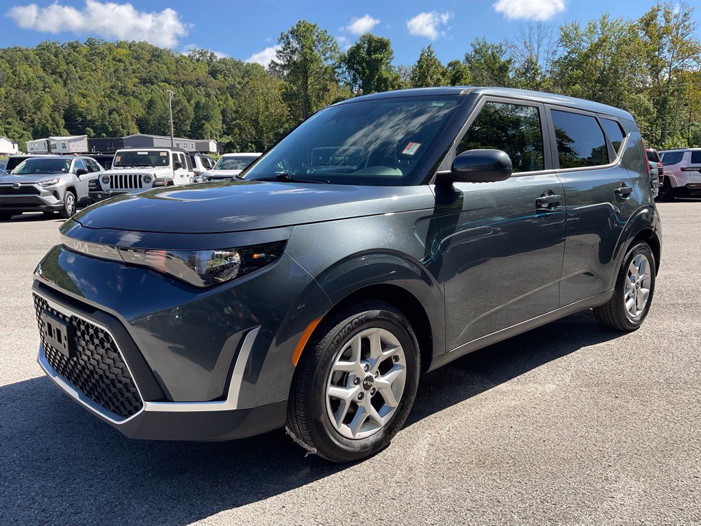 Used 2025 Kia Soul LX w/ LX Technology Package FWD image 3