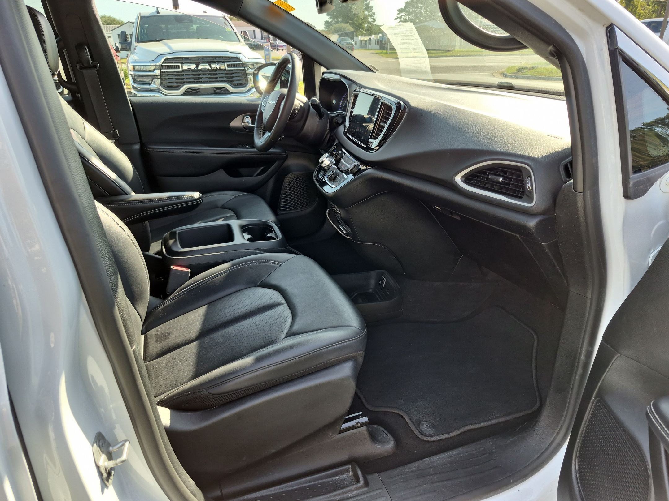 Used 2025 Chrysler Pacifica Select FWD image 23
